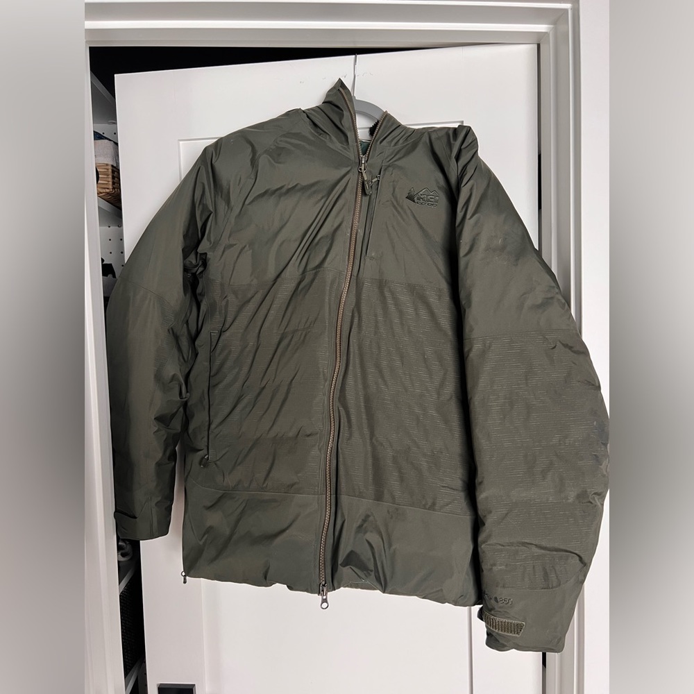 REI Stonehenge 850 down jacket in olive green. Size large.